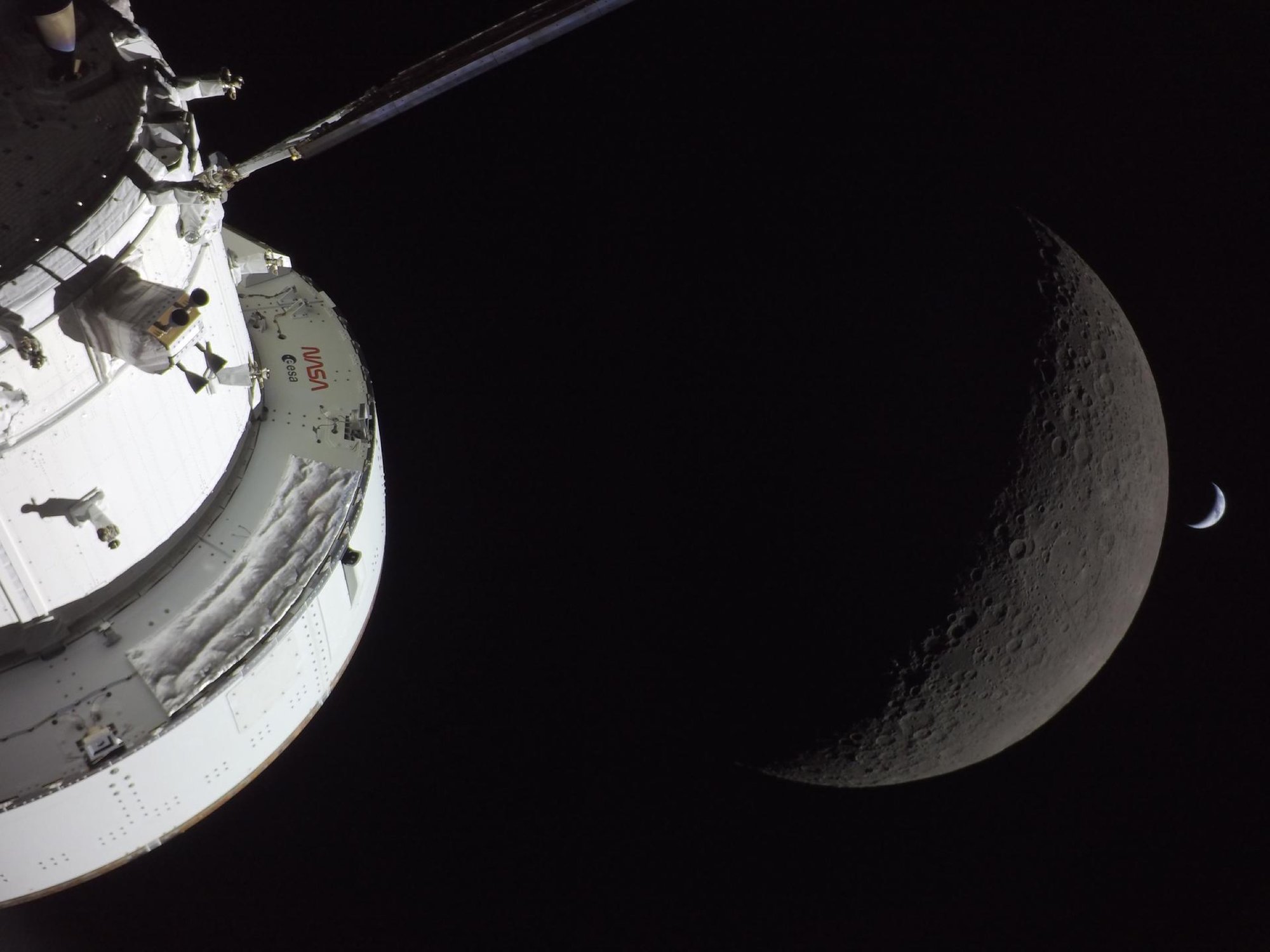 La capsula Orion, fotografata dalle sue stesse telecamere nel sesto giorno della missione Artemis II, con una Luna cresc