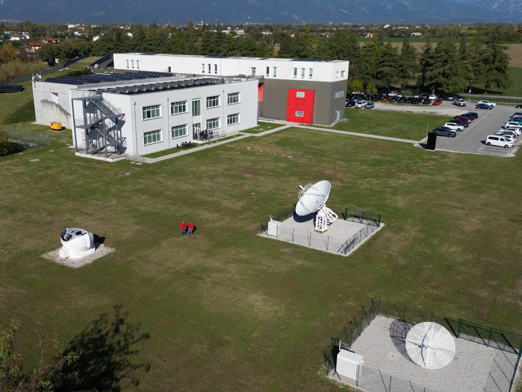 Una vista aerea del PL Space Center, Polo Tecnologico Alto Adriatico, Pordenone. INTREPID 500-20 (al centro) è l'antenna